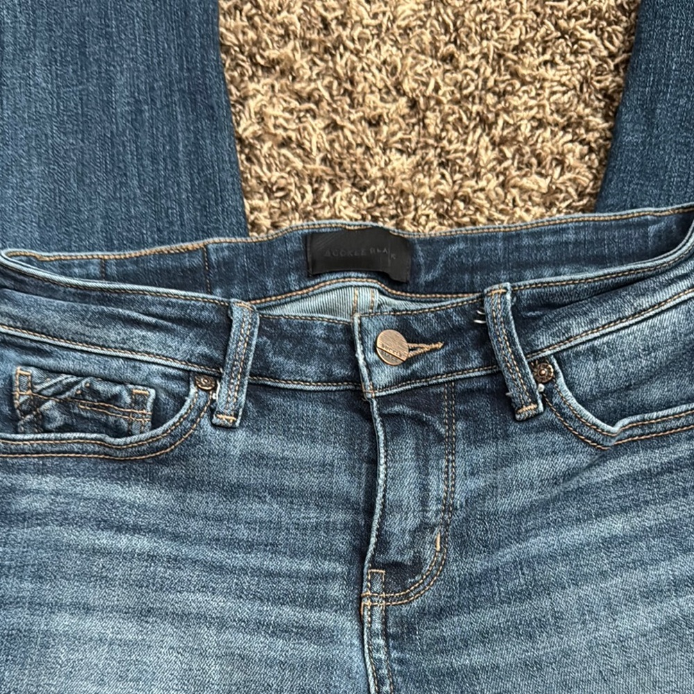 Buckle Black cropped straight jeans. Mid rise stretchy